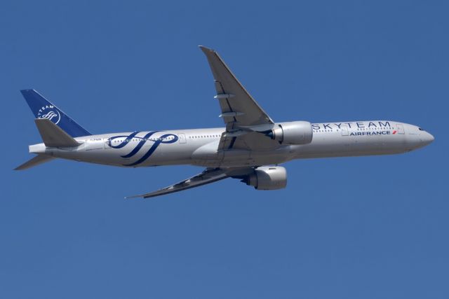 BOEING 777-300ER (F-GZNN) - 01/04/2013br /Take-off piste 09D