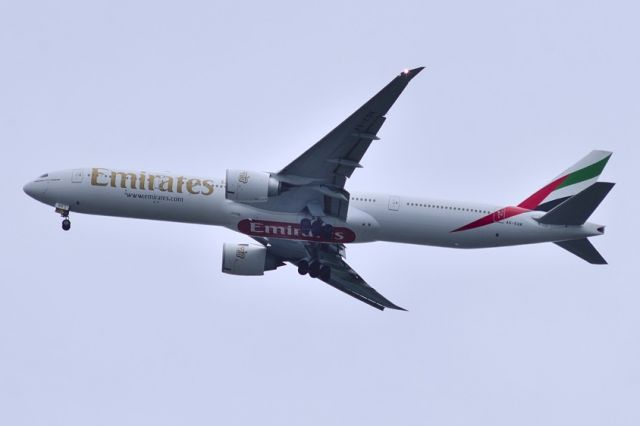 BOEING 777-300 (A6-EQK)