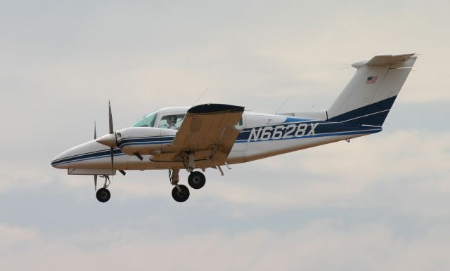 Beechcraft Duchess (N6628X) - KRDD - 1979 Beech 76 Duchess C/N ME-218 returning to Redding,CA after a training flight.