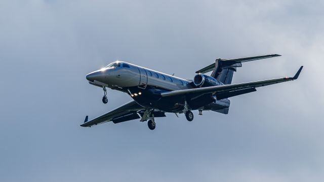 Embraer Phenom 300 (VH-VKX)