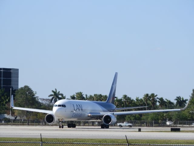 BOEING 767-300 (N524LA)