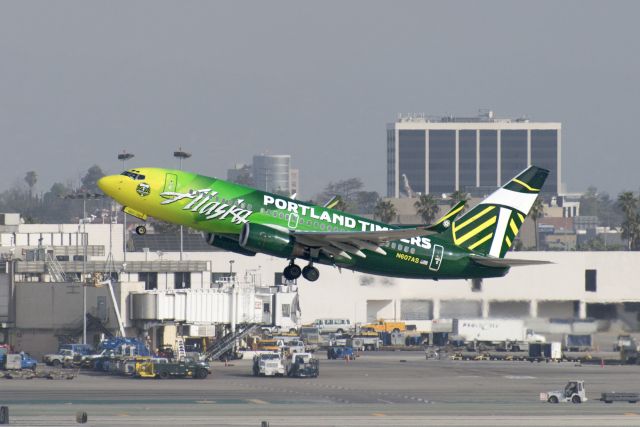Boeing 737-700 (N607AS) - N607AS  Boeing  B737-790  ASA  KLAX  20130304