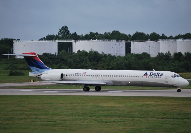 McDonnell Douglas MD-88 (N985DL) - Rolling 18C - 7/12/10