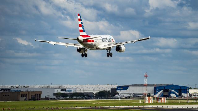 Airbus A319 (N802AW) - Short final 13R