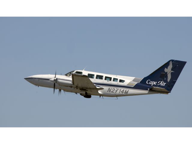 Cessna 402 (N2714M) - Take off RW06.