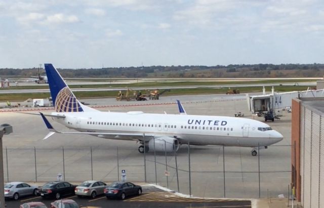 Boeing 737-800 (N76529) - On the parking ramp near the approach end of runway 31. This was UAL1640 from DEN to DSM. Winds were 33019G29KT, hard landing for this plane. 