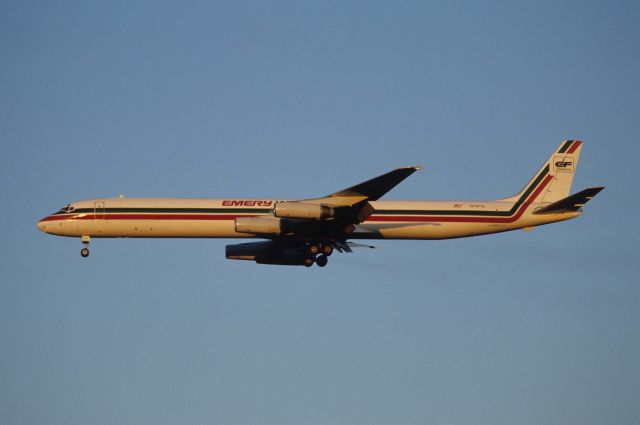 McDonnell Douglas DC-8-60 (N797AL) - Final Approach to Narita Intl Airport Rwy34 on 1990/10/21