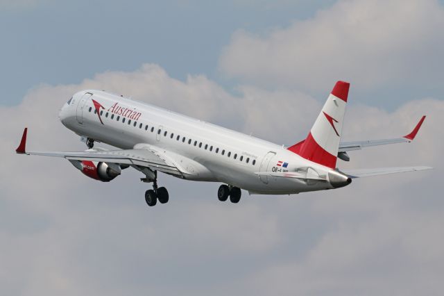 Embraer ERJ-190 (OE-LWI) - AUA464 climbing out on the return to Vienna