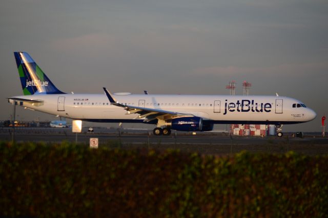 Airbus A321 (N935JB) - jetBlue A321 in "Mint" tail livery sets up to depart LAX from 24R.  (#N935JB)  "Fly in Mint Condition"