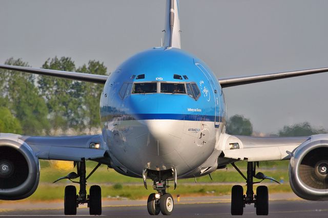 BOEING 737-300 (PH-BDD) - Turning onto the active for departure