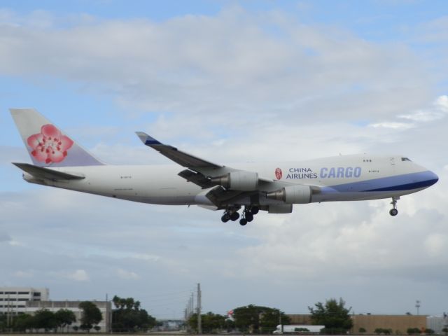 Boeing 747-400 (B-18715)