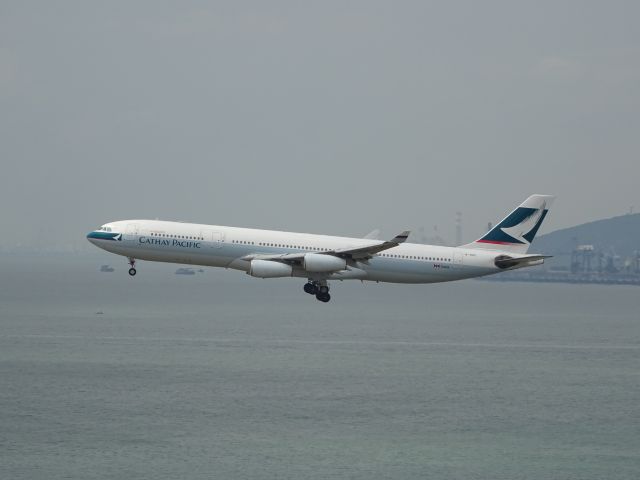 Airbus A340-300 (B-HXC)