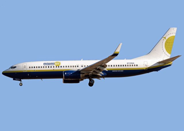 Boeing 737-800 (N739MA)