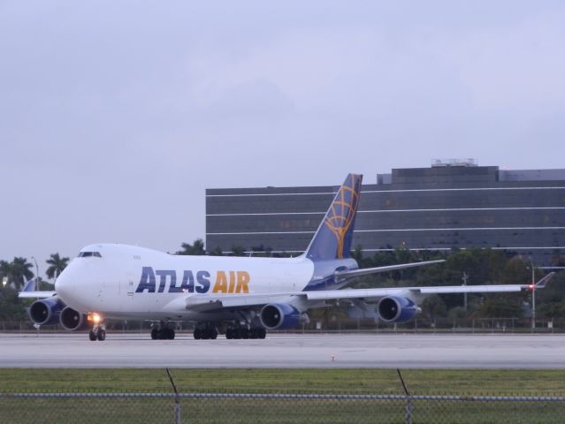 Boeing 747-400 (N497MC)