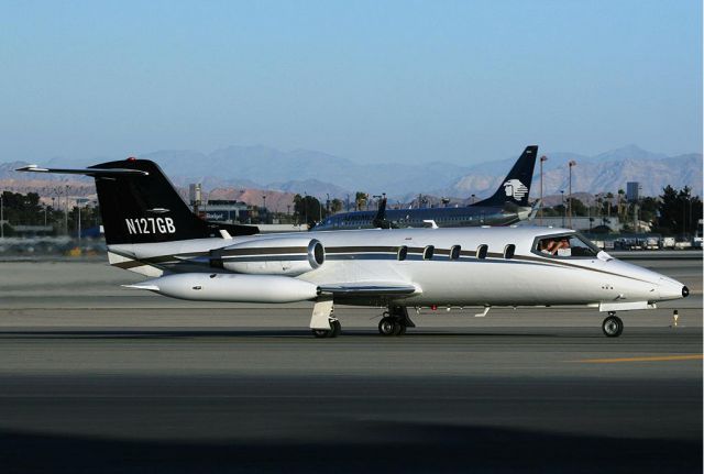 Learjet 25 (N127GB)