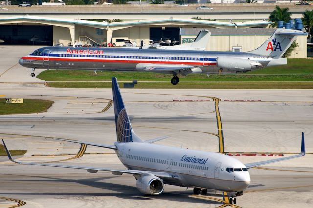 McDonnell Douglas MD-82 (N492AA)