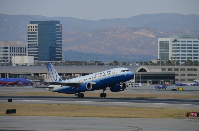 Airbus A321 (N487UA) - Caught him just as he lifted off