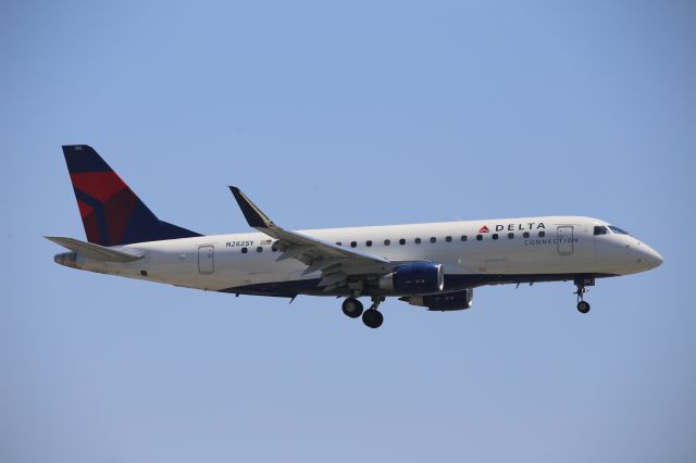 EMBRAER 175 (long wing) (N282SY)