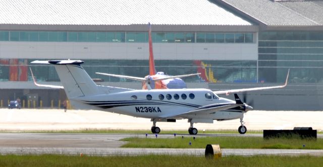 Beechcraft Super King Air 200 (N236KA)