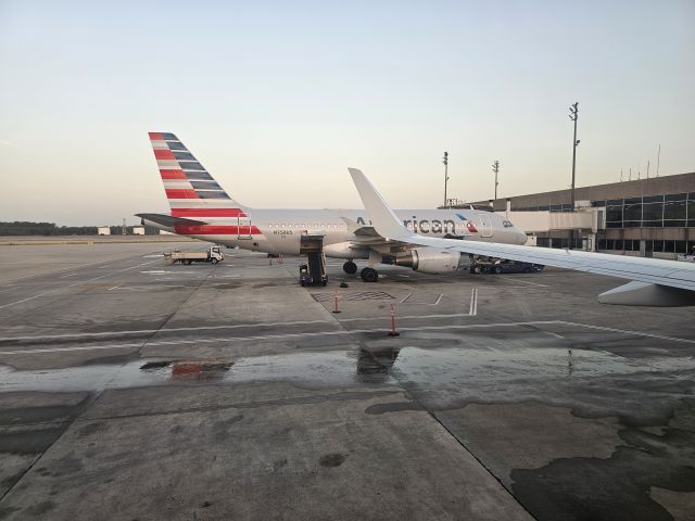 Boeing 737-700 (N758US) - American Airlines Flight A319 being boarded for their flight to Philadelphia.