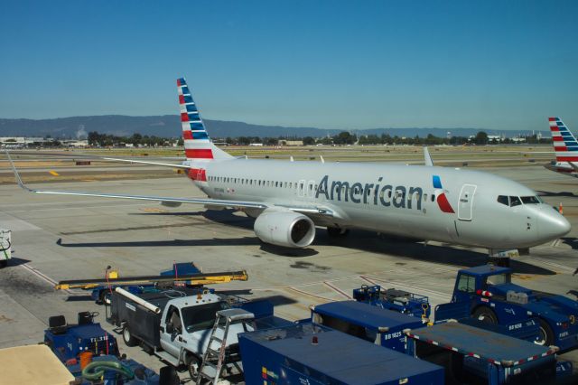 Boeing 737-800 (N956NN)