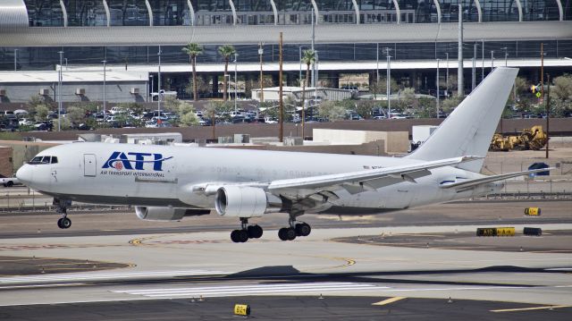 BOEING 767-200 (N739AX) - ATI Boeing 767-232 (BDSF) about to touch down on RWY 26 at Phoenix Sky Harbor International Airport, Arizona