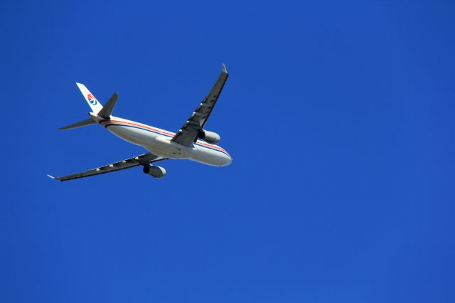 Airbus A330-300 (B-6085) - China Eastern Airbus A330 Taking Off.
