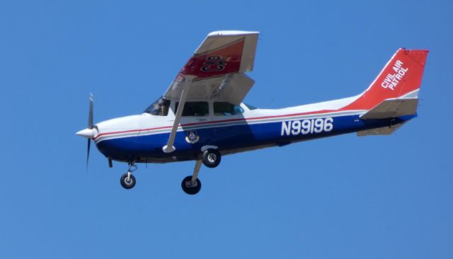 Cessna Skyhawk (N99196) - On final is this 1985 Cessna 172P Skyhawk in the Winter of 2019.