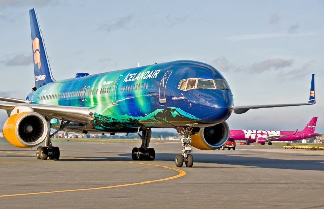 Boeing 757-200 (TF-FIU) - Hekla Aurora IcelandAir special 