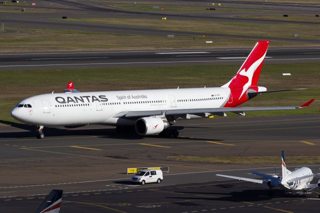 Airbus A330-300 (VH-QPH)