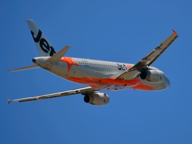 Airbus A320 (VH-VGN) - Getting airborne off runway 23. Wednesday 4th January 2012.