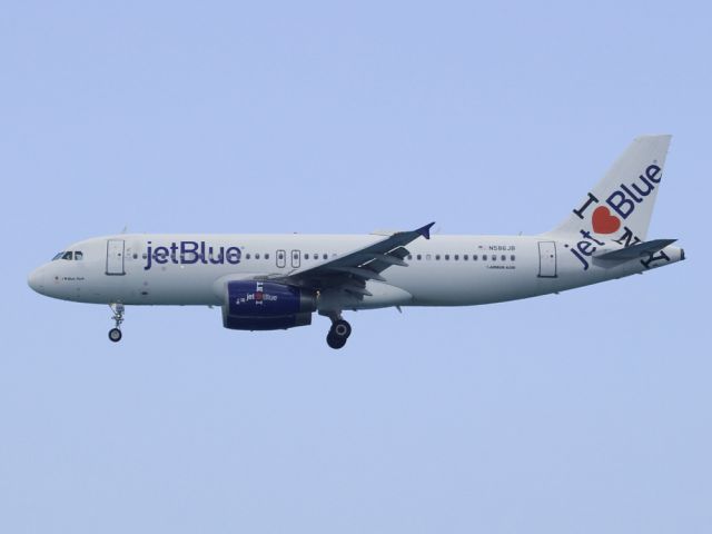 Airbus A320 (N586JB)