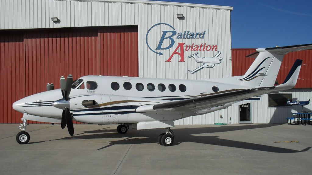Beechcraft Super King Air 300 (N399BW)