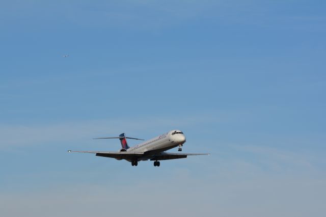 McDonnell Douglas MD-90 (N959DN)