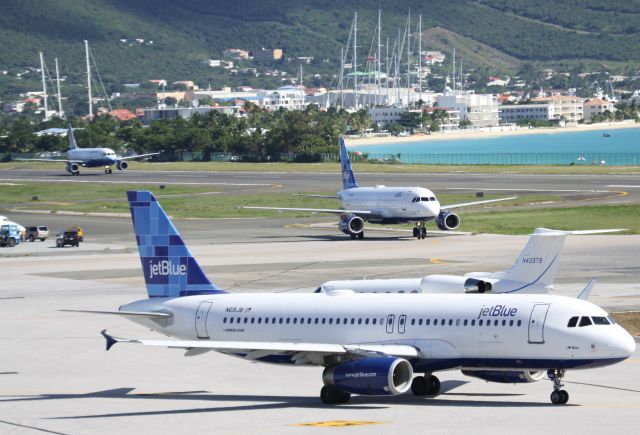 Airbus A320 (N615JB)