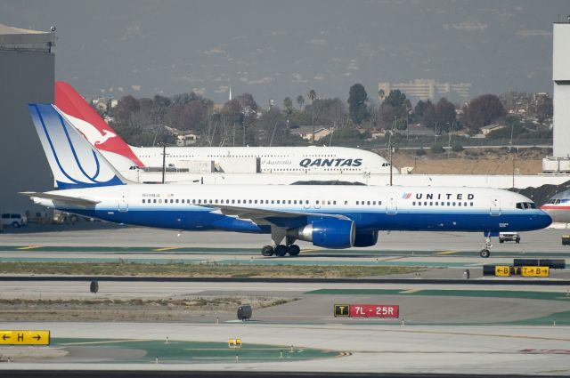 Boeing 757-200 (N598UA)