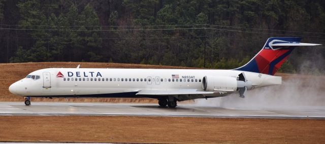 Boeing 717-200 (N893AT) - Angry puppy kicking up the spray at RDU, 2/7/18.