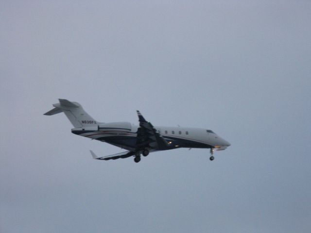 Bombardier Challenger 300 (N535FX)