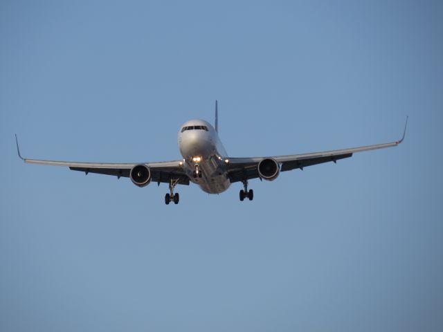 BOEING 767-300 (D-ABUC) - Condor FLT 62 FRA-LAS on final approach McCarran Intl RWY 25L 