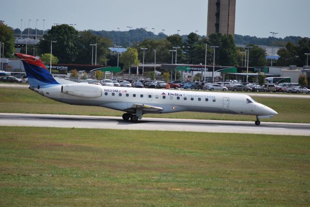 Embraer ERJ-145 (N829MJ) - Rolling down runway 18C - 10/4/09