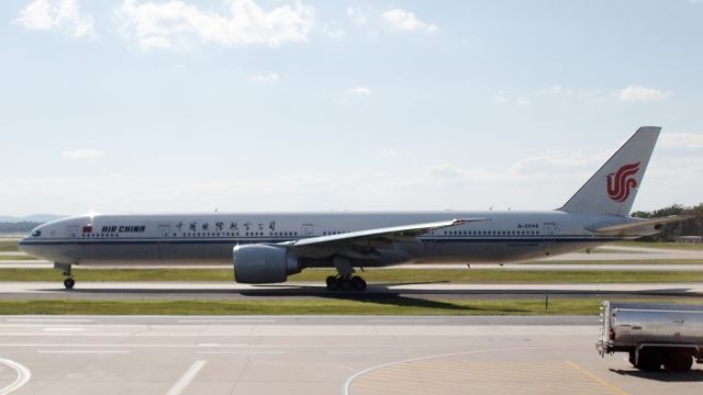 BOEING 777-300ER (B-2046)
