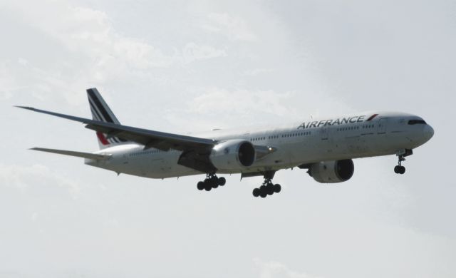 BOEING 777-300ER (F-GSQV)