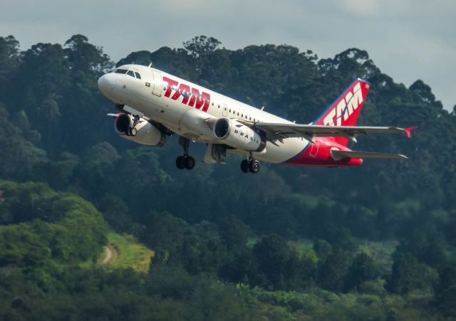 Airbus A319 (PR-MBN)