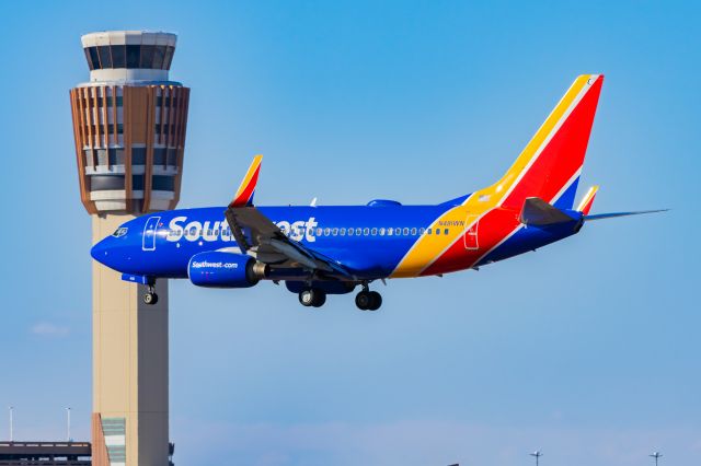 Boeing 737-700 (N481WN) - Southwest Airlines 737-700 landing at PHX on 11/13/22. Taken with a Canon R7 and Tamron 70-200 G2 lens. 