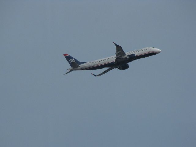 Embraer ERJ-190 (N946UW)