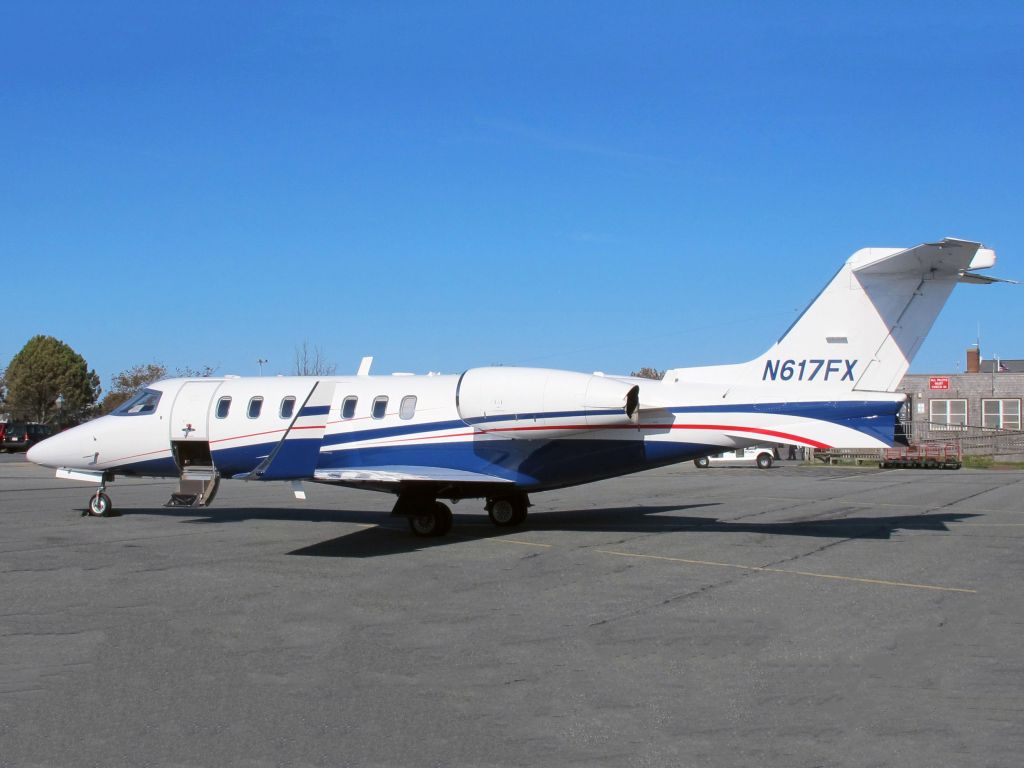 Learjet 40 (N617FX)