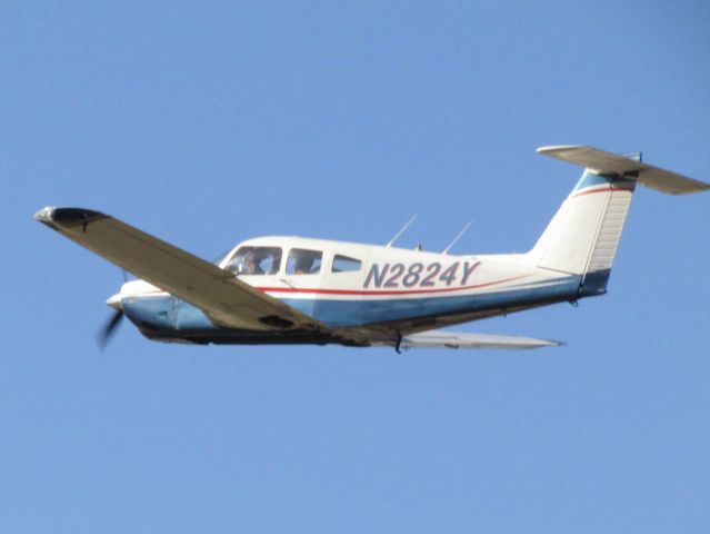 Piper Arrow 4 (N2824Y) - Taking off from RWY 26L 