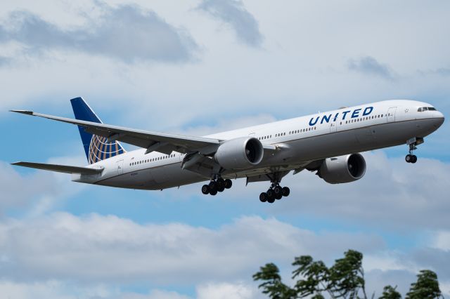 BOEING 777-300ER (N2846U)