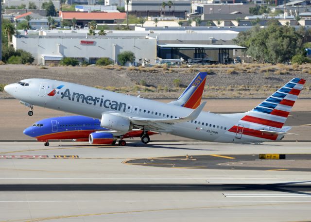 Boeing 737-800 (N925NN)