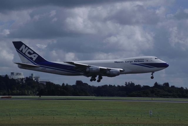 Boeing 747-200 (JA8188) - Short Final at Narita Intl Airport Rwy16R on 1998/09/20